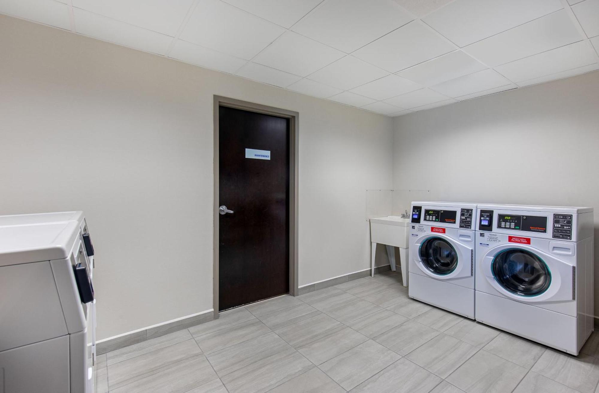 Holiday Inn Express & Suites - Cleveland Northwest By Ihg Exteriör bild