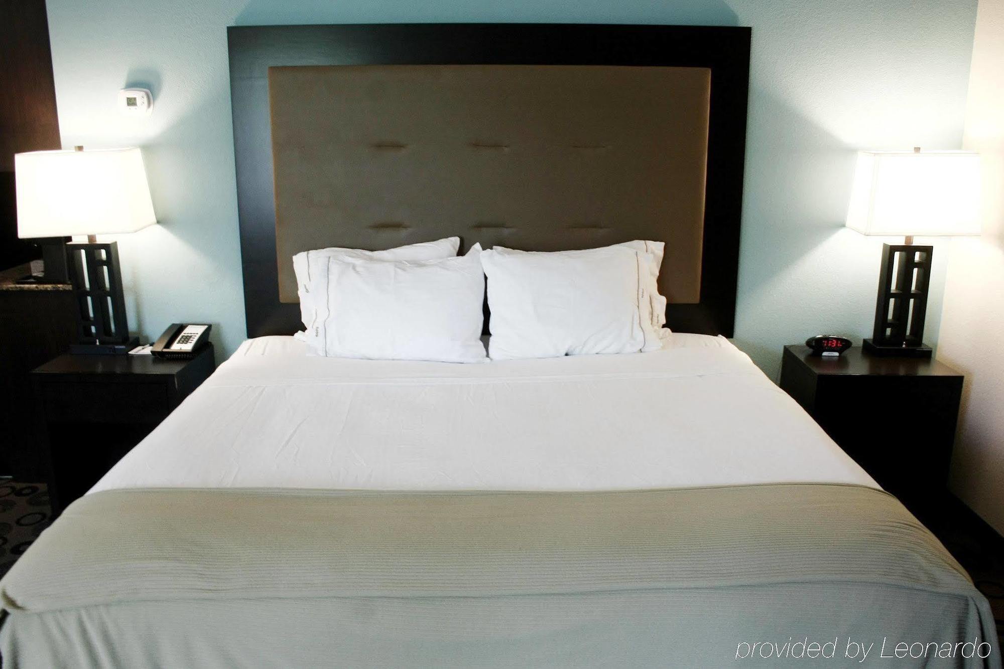 Holiday Inn Express & Suites - Cleveland Northwest By Ihg Exteriör bild