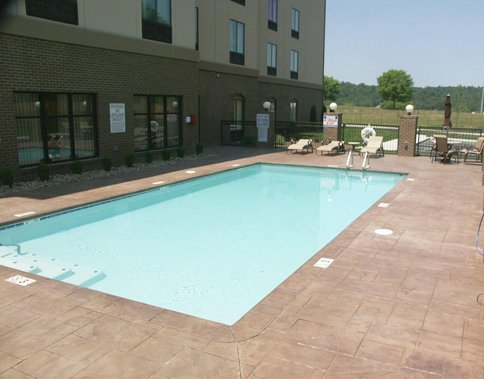 Holiday Inn Express & Suites - Cleveland Northwest By Ihg Exteriör bild