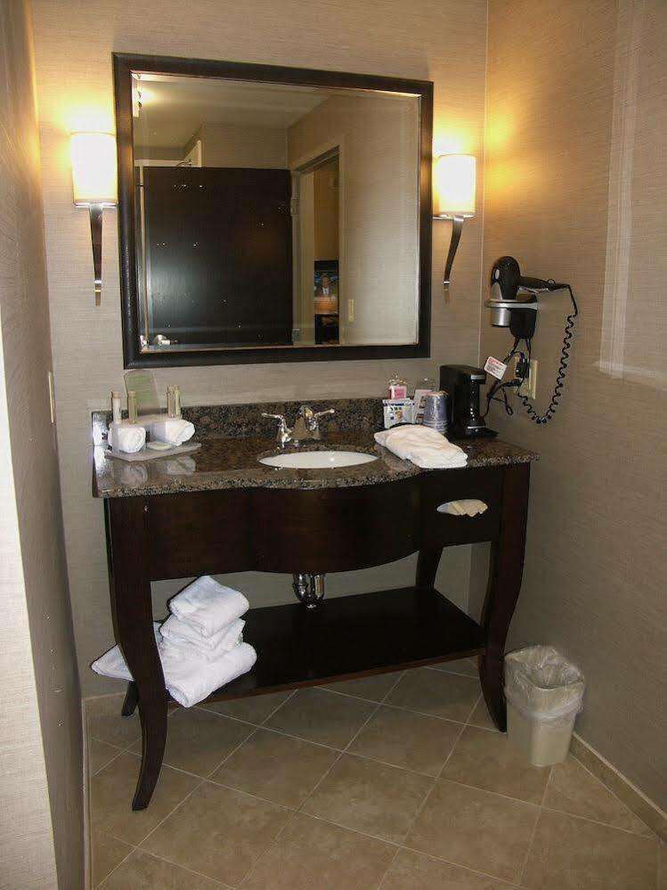 Holiday Inn Express & Suites - Cleveland Northwest By Ihg Exteriör bild