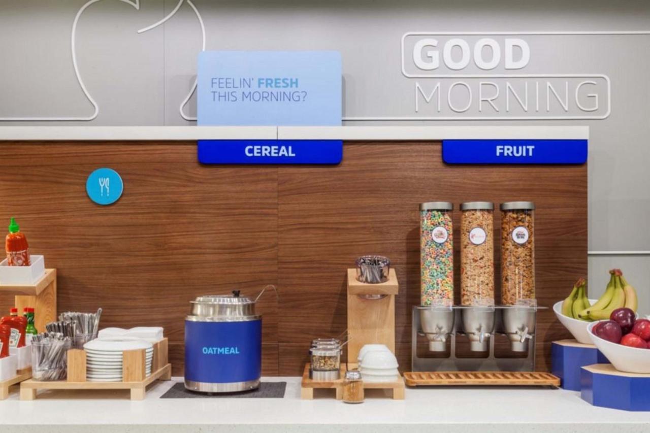 Holiday Inn Express & Suites - Cleveland Northwest By Ihg Exteriör bild