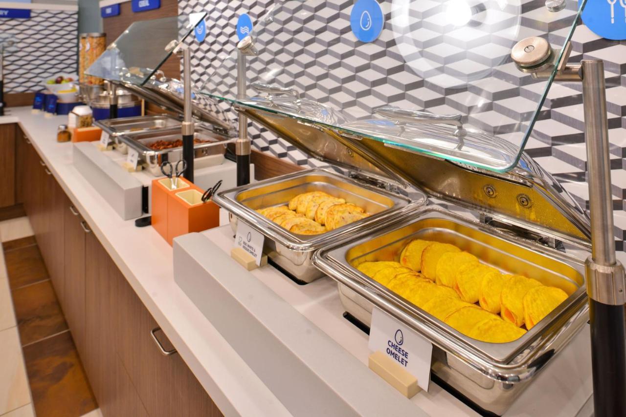 Holiday Inn Express & Suites - Cleveland Northwest By Ihg Exteriör bild